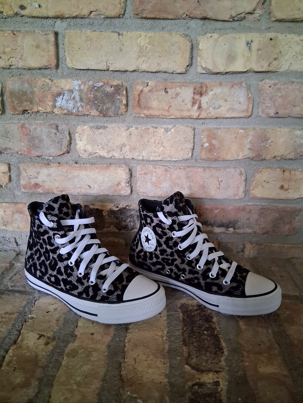 CONVERSE CHUCK TAYLOR ALL STAR HIGH TOP SNEAKERS SIZE 4